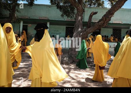 März 2017. Grundschule Dhamma Yasin Arsan. Gruppe von Studnets. Somalia hat eine der weltweit niedrigsten Einschulungsraten für Kinder im Grundschulalter. Nur dreißig Prozent der Kinder gehen zur Schule und nur vierzig Prozent der Schüler sind Mädchen. Darüber hinaus gehört die Arbeitslosigkeit in Somalia zu den höchsten der Welt. (Foto von Maciej Moskwa/NurPhoto) *** Bitte nutzen Sie die Gutschrift aus dem Kreditfeld *** Stockfoto