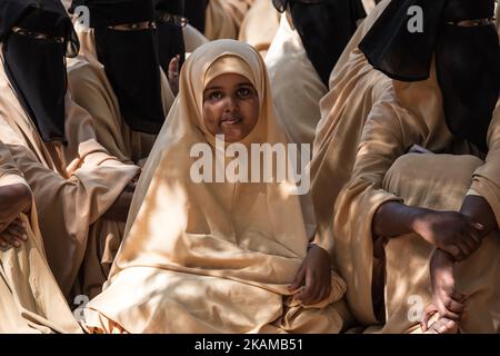 März 2017. Grundschule Dhamma Yasin Arsan. Schülerinnen im Innenhof. Somalia hat eine der weltweit niedrigsten Einschulungsraten für Kinder im Grundschulalter. Nur dreißig Prozent der Kinder gehen zur Schule und nur vierzig Prozent der Schüler sind Mädchen. Darüber hinaus gehört die Arbeitslosigkeit in Somalia zu den höchsten der Welt. (Foto von Maciej Moskwa/NurPhoto) *** Bitte nutzen Sie die Gutschrift aus dem Kreditfeld *** Stockfoto