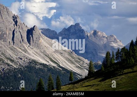 Die Geröllhänge der Croda Scabra am Eingang zur Prato Piazza mit Monte delle Rondini und Campo Cavallo Grande im Hintergrund Stockfoto