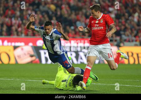 Benficas-Torhüter Ederson Moraes aus Brasilien (L) und FC Portos führen Soares aus Brasilien (R) während des Premier League 2016/17-Spiels zwischen SL Benfica und FC Porto am 1. April 2017 im Luz Stadium in Lissabon vor. (Foto von Bruno Barros / DPI / NurPhoto) *** Bitte nutzen Sie die Gutschrift aus dem Kreditfeld *** Stockfoto