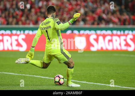 Benficas-Torhüter Ederson Moraes aus Brasilien beim Premier League 2016/17-Spiel zwischen SL Benfica und FC Porto am 1. April 2017 im Luz Stadium in Lissabon. (Foto von Bruno Barros / DPI / NurPhoto) *** Bitte nutzen Sie die Gutschrift aus dem Kreditfeld *** Stockfoto