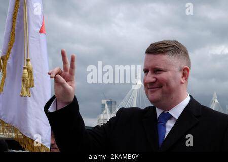 Der erste britische Führer Paul Golding wird während eines Protestes mit dem Titel „London march Against Terrorism“ als Reaktion auf den Terroranschlag in Westminster am 1. April 22 2017 in London, England, gesehen. Der marsch wurde von rechtsextremen Gruppen der englischen Verteidigungsliga und Großbritanniens First organisiert, in denen auch ein Gegenprotest der Gruppe "vereinigt euch gegen den Faschismus" stattfindet. (Foto von Jay Shaw Baker/NurPhoto) *** Bitte nutzen Sie die Gutschrift aus dem Kreditfeld *** Stockfoto