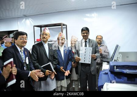 Die Chefwahlkommissarin Dr. Ayodhi Prasad Yadav zeigt am Montag, den 03. April 2017, im Gebäude der Wahlkommission in Kathmandu, Nepal, gedruckte Wählerausweise. Die Wahlkommission hat damit begonnen, die Ausweise der Wähler für die bevorstehenden Wahlen auf lokaler Ebene, die am 14. Mai 2017 angesetzt sind, zu drucken. Die Wahlkommission genehmigte den Namen von 14,54 Millionen Wählern für die Kommunalwahlen am Sonntag, dem 02. April 2017. (Foto von Narayan Maharjan/NurPhoto) *** Bitte nutzen Sie die Gutschrift aus dem Kreditfeld *** Stockfoto