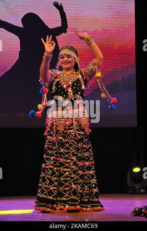 Indian Folk Dancer Perform die weltberühmte Kalbelia-Tänzerin, Kalbelia, wird am 4. April 2017 von Naachato Rajasthan, der Frauengruppe der Kalbelia-Gemeinde von Rajasthan, aufgeführt. Die Hauptbeschäftigung der Gemeinde ist der Fang von Schlangen und der Handel mit Schlangengift am 4. April 2017. Daher ähneln die Tanzbewegungen und die Kostüme denen der Schlangen am 4. April 2017. Tänzer, die in traditionellen schwarzen, wirbelnden Röcken gekleidet sind, schwingen sinusly zu den klagenden Tönen des 'Been' in Kalkutta, Indien, am 4. April 2017. (Foto von Debajyoti Chakraborty/NurPhoto) *** Bitte nutzen Sie das Guthaben von Fiel Stockfoto