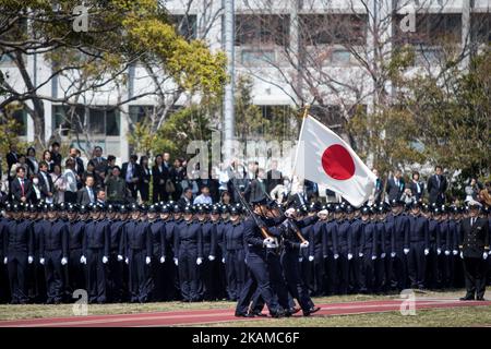 Mitglieder der japanischen Ehrengarde tragen die Flagge Japans während der Eingangszeremonie an der Nationalen Verteidigungsakademie in Yokosuka, Präfektur Kanagawa, Japan, am 5. April 2017. In diesem Jahr treten 468 neue Kadetten in die Akademie ein. (Foto von Richard Atrero de Guzman/NurPhoto) *** Bitte nutzen Sie die Gutschrift aus dem Kreditfeld *** Stockfoto