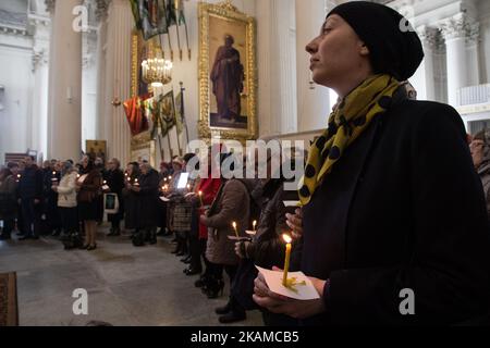 Menschen halten Kerzen in der Hand, während sie am 5. April 2017 an einem Trauerdienst für die Opfer der Petersburger Metro-Explosion in Sankt Petersburg, Russland, teilnehmen. (Foto von Igor Russak/NurPhoto) *** Bitte nutzen Sie die Gutschrift aus dem Kreditfeld *** Stockfoto