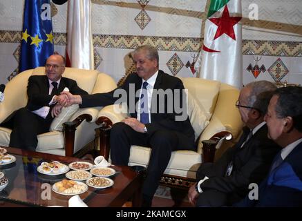 Der französische Premierminister Bernard Cazeneuve wird am 5. April 2017 vom algerischen Premierminister Abdelmalek Sellal in Algier, Algerien, begrüßt. (Foto von Bilral Bensalem/NurPhoto) *** Bitte nutzen Sie die Gutschrift aus dem Kreditfeld *** Stockfoto