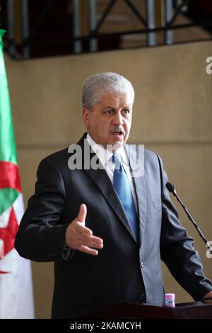 Der algerische Premierminister Abdelmalek Sellal hielt am 6. April 2017 eine Pressekonferenz mit dem französischen Premierminister Bernard Cazeneuve im Regierungsgebäude in der Hauptstadt Algier ab. Cazeneuve begann am 5. April 2017 einen Besuch in Algerien, bei dem es um die Stärkung der wirtschaftlich-industriellen Partnerschaften und die Bekämpfung des Terrorismus ging. (Foto von Bilral Bensalem/NurPhoto) *** Bitte nutzen Sie die Gutschrift aus dem Kreditfeld *** Stockfoto