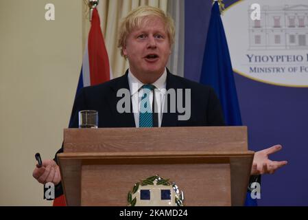 Der britische Außenminister Boris Johnson während einer Pressekonferenz im griechischen Außenministerium in Athen am 6. April 2017. (Foto von Wassilios Aswestopoulos/NurPhoto) *** Bitte nutzen Sie die Gutschrift aus dem Kreditfeld *** Stockfoto