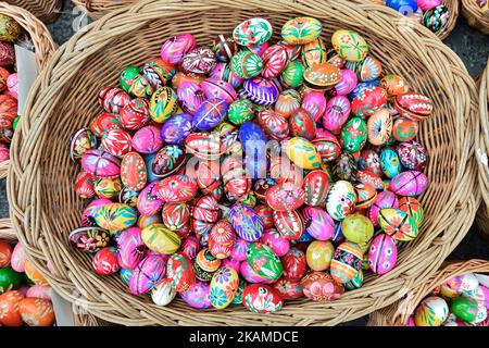 Beliebte traditionelle polnische Pisanki, handbemalte Ostereier, auf dem Krakauer Ostermarkt zu sehen. Polnische Pisanka sind Eier reich verziert mit verschiedenen Techniken. Das Wort pisanka kommt vom polnischen Verb 'pisac', was 'schreiben' bedeutet und im alten Polnischen auch 'malen' bedeutet. Ursprünglich als heidnische Tradition, pisanki wurden vom Christentum absorbiert, um das traditionelle Osterei zu werden. Pisanki gelten nun als Symbol für die Wiederbelebung der Natur und die Hoffnung, die Christen aus dem Glauben an die Auferstehung Jesu Christi gewinnen. Am Samstag, den 8. April 2017, in Krakau, Polen. Foto von Artur Stockfoto