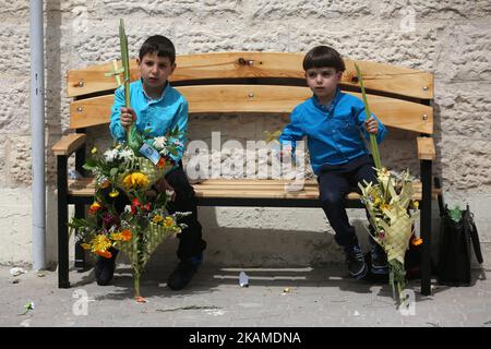 Palästinensische Orthodoxe Gläubige nehmen am 9. April 2017 an einer Parade zum Palmsonntag in der griechisch-orthodoxen Kirche Saint Porphyrios in Gaza-Stadt Teil. Der Palmsonntag ist der letzte Sonntag der Fastenzeit, der Beginn der Karwoche, und erinnert an die triumtige Ankunft Jesu Christi in Jerusalem, Tage vor seiner Kreuzigung. (Foto von Majdi Fathi/NurPhoto) *** Bitte nutzen Sie die Gutschrift aus dem Kreditfeld *** Stockfoto