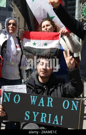 Protest gegen die Entscheidung des US-Präsidenten Donald Trump, am 8. April 2017 in Toronto, Ontario, Kanada, Luftangriffe gegen Syrien zu starten. Demonstranten versammelten sich vor dem amerikanischen Konsulat in Toronto, um die Luftangriffe gegen das syrische Regime in dieser Woche zu verurteilen. Die USA haben zum ersten Mal seit Beginn des Bürgerkriegs einen Raketenangriff auf Syrien gestartet, der auf einen Luftwaffenstützpunkt in der kleinen Stadt Idlib abzielte, von dem die Vereinigten Staaten behaupten, dass der Chemiewaffenangriff auf Zivilisten in dieser Woche vom Regime von Baschar al-Assad gestartet wurde. (Foto by Creative Touch Imaging Ltd./NurPhoto) *** Bitte haben Sie die Gutschrift f erhalten Stockfoto