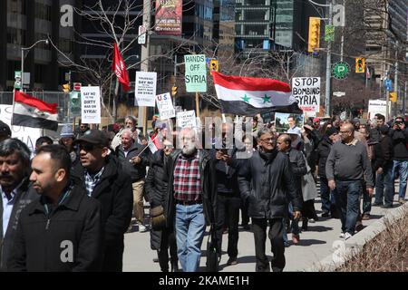 Protest gegen die Entscheidung des US-Präsidenten Donald Trump, am 8. April 2017 in Toronto, Ontario, Kanada, Luftangriffe gegen Syrien zu starten. Demonstranten marschierten in der Innenstadt von Toronto ein, um die Luftangriffe gegen das syrische Regime in dieser Woche zu verurteilen. Die USA haben zum ersten Mal seit Beginn des Bürgerkriegs einen Raketenangriff auf Syrien gestartet, der auf einen Luftwaffenstützpunkt in der kleinen Stadt Idlib abzielte, von dem die Vereinigten Staaten behaupten, dass der Chemiewaffenangriff auf Zivilisten in dieser Woche vom Regime von Baschar al-Assad gestartet wurde. (Foto by Creative Touch Imaging Ltd./NurPhoto) *** Bitte nutzen Sie die Gutschrift aus dem Kreditfeld *** Stockfoto