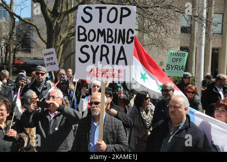 Protest gegen die Entscheidung des US-Präsidenten Donald Trump, am 8. April 2017 in Toronto, Ontario, Kanada, Luftangriffe gegen Syrien zu starten. Demonstranten versammelten sich vor dem amerikanischen Konsulat in Toronto, um die Luftangriffe gegen das syrische Regime in dieser Woche zu verurteilen. Die USA haben zum ersten Mal seit Beginn des Bürgerkriegs einen Raketenangriff auf Syrien gestartet, der auf einen Luftwaffenstützpunkt in der kleinen Stadt Idlib abzielte, von dem die Vereinigten Staaten behaupten, dass der Chemiewaffenangriff auf Zivilisten in dieser Woche vom Regime von Baschar al-Assad gestartet wurde. (Foto by Creative Touch Imaging Ltd./NurPhoto) *** Bitte haben Sie die Gutschrift f erhalten Stockfoto