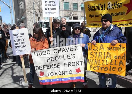 Die Venezolaner solidarisieren sich mit Syrien während eines Protestes gegen die Entscheidung des US-Präsidenten Donald Trump, am 8. April 2017 in Toronto, Ontario, Kanada, Luftangriffe gegen Syrien zu starten. Demonstranten versammelten sich vor dem amerikanischen Konsulat in Toronto, um die Luftangriffe gegen das syrische Regime in dieser Woche zu verurteilen. Die USA haben zum ersten Mal seit Beginn des Bürgerkriegs einen Raketenangriff auf Syrien gestartet, der auf einen Luftwaffenstützpunkt in der kleinen Stadt Idlib abzielte, von dem die Vereinigten Staaten behaupten, dass der Chemiewaffenangriff auf Zivilisten in dieser Woche vom Regime von Baschar al-Assad gestartet wurde. (Foto von Creative Stockfoto