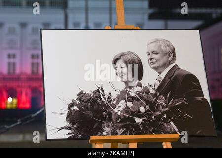 Ein Aktenfoto vom 10.. November 2016, von Präsident Lech Kaczynski und seiner Frau Maria, vor dem Präsidentenpalast in Warschau, am Vorabend des polnischen Unabhängigkeitstages 2016. In den frühen Morgenstunden, am 10.. April 2010, stürzte ein TU-154M-Flugzeug in Smolensk (Russland), einer 1km-Stunden-Maschine, bei nebligen Wetterbedingungen ab und tötete alle Passagiere an Bord. Das Flugzeug trug eine Delegation von 96 verdienten und angesehenen Patrioten, Mitgliedern der polnischen Elite, darunter der polnische Präsident Lech Kaczynski und seine Frau, der ehemalige Präsident Ryszard Kaczorowski, die gesamte Armee Stockfoto