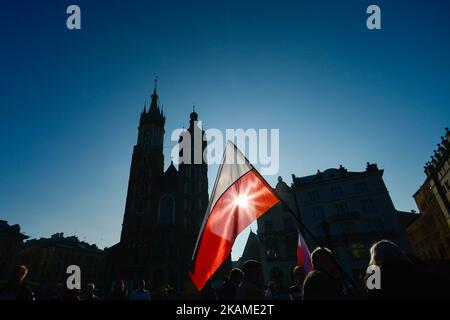 Der Weiße und Rote Marsch des Gedenkens 7th beginnt auf dem Krakauer Hauptplatz, während Polen an den Jahrestag der Katastrophe des Smolensk-Sturzes erinnert. In den frühen Morgenstunden, am 10th. April 2010, stürzte ein Flugzeug der TU-154M in Smolensk (Russland), 1km km von der Startbahn, bei nebligen Wetterbedingungen ab und tötete alle 96 Passagiere an Bord, darunter den polnischen Präsidenten Lech Kaczynski und seine Frau, den ehemaligen Präsidenten Ryszard Kaczorowski, Das gesamte Armeekommando, der Chef des polnischen Generalstabs und andere hochrangige polnische Militäroffiziere, der Präsident der Nationalbank von Pol Stockfoto