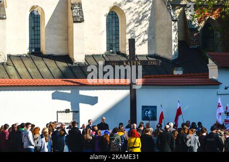 Der Weiße und Rote Marsch der Erinnerung 7. findet vor dem Katyn-Kreuz in Krakau statt, während Polen des Jahrestages der Katastrophe des Smolensk-Sturzes gedenkt. In den frühen Morgenstunden, am 10.. April 2010, stürzte ein TU-154M-Flugzeug in Smolensk (Russland), einer 1km-Stunden-Piste, bei nebligen Wetterbedingungen ab und tötete alle 96 Passagiere an Bord, darunter den polnischen Präsidenten Lech Kaczynski und seine Frau, den ehemaligen Präsidenten Ryszard Kaczorowski, Das gesamte Armeekommando, der Chef des polnischen Generalstabs und andere hochrangige polnische Militäroffiziere, der Präsident der Nationalbank von Pol Stockfoto