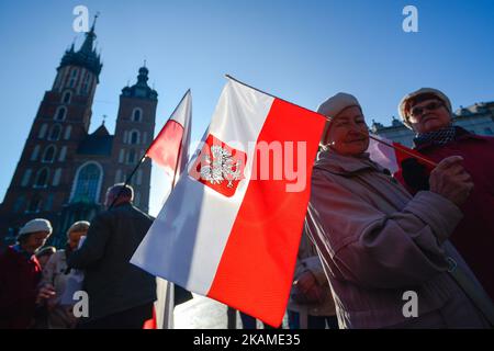 Der Weiße und Rote Marsch des Gedenkens 7th beginnt auf dem Krakauer Hauptplatz, während Polen an den Jahrestag der Katastrophe des Smolensk-Sturzes erinnert. In den frühen Morgenstunden, am 10th. April 2010, stürzte ein Flugzeug der TU-154M in Smolensk (Russland), 1km km von der Startbahn, bei nebligen Wetterbedingungen ab und tötete alle 96 Passagiere an Bord, darunter den polnischen Präsidenten Lech Kaczynski und seine Frau, den ehemaligen Präsidenten Ryszard Kaczorowski, Das gesamte Armeekommando, der Chef des polnischen Generalstabs und andere hochrangige polnische Militäroffiziere, der Präsident der Nationalbank von Pol Stockfoto