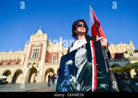 Der Weiße und Rote Marsch des Gedenkens 7th beginnt auf dem Krakauer Hauptplatz, während Polen an den Jahrestag der Katastrophe des Smolensk-Sturzes erinnert. In den frühen Morgenstunden, am 10th. April 2010, stürzte ein Flugzeug der TU-154M in Smolensk (Russland), 1km km von der Startbahn, bei nebligen Wetterbedingungen ab und tötete alle 96 Passagiere an Bord, darunter den polnischen Präsidenten Lech Kaczynski und seine Frau, den ehemaligen Präsidenten Ryszard Kaczorowski, Das gesamte Armeekommando, der Chef des polnischen Generalstabs und andere hochrangige polnische Militäroffiziere, der Präsident der Nationalbank von Pol Stockfoto