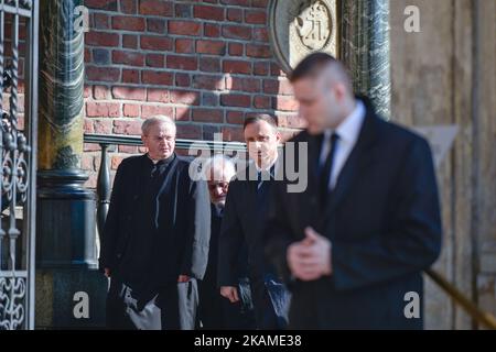 Der Präsident Polens, Andrzej Duda, am Ende des Besuchs eines Sarkophags, an dem Präsident Lech Kaczynski und die First Lady Maria Kaczynska verlegt wurden, am Tag, an dem Polen am 10.. April des 7.. Jahrestages der Katastrophe des Smolensk-Sturzes in den frühen Morgenstunden gedenkt, 2010 stürzte ein Flugzeug der TU-154M in Smolensk (Russland), 1km km von der Startbahn, bei nebligen Wetterbedingungen ab und tötete alle 96 Passagiere an Bord, darunter den polnischen Präsidenten Lech Kaczynski und seine Frau, den ehemaligen Präsidenten Ryszard Kaczorowski, das gesamte Armeekommando, Der Chef des polnischen Generalstabs und o Stockfoto