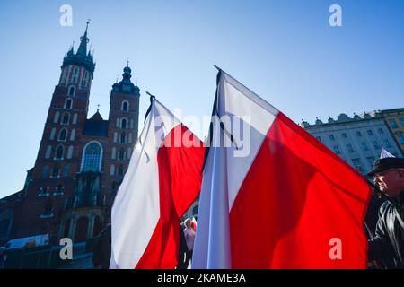 Der Weiße und Rote Marsch des Gedenkens 7th beginnt auf dem Krakauer Hauptplatz, während Polen an den Jahrestag der Katastrophe des Smolensk-Sturzes erinnert. In den frühen Morgenstunden, am 10th. April 2010, stürzte ein Flugzeug der TU-154M in Smolensk (Russland), 1km km von der Startbahn, bei nebligen Wetterbedingungen ab und tötete alle 96 Passagiere an Bord, darunter den polnischen Präsidenten Lech Kaczynski und seine Frau, den ehemaligen Präsidenten Ryszard Kaczorowski, Das gesamte Armeekommando, der Chef des polnischen Generalstabs und andere hochrangige polnische Militäroffiziere, der Präsident der Nationalbank von Pol Stockfoto