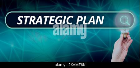 Schild mit Anzeige des strategischen Plans. Überblick über das Unternehmen Führung und Geschäftsleitung Coaching Competition man with Tablet Projecting Digital Symbols Stockfoto