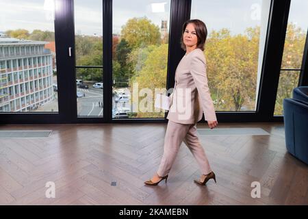 Münster, Deutschland. 03. November 2022, Nordrhein-Westfalen, Münster: Die Außenministerin Annalena Baerbock (Bündnis 90/die Grünen) verlässt sich auf das Treffen der G7 Außenminister. Foto: Rolf Vennenbernd/dpa-Pool/dpa Stockfoto