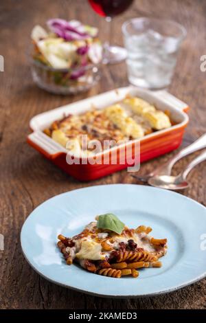 Rigatoni Pasta Au Gratin Auf Holz Stockfoto