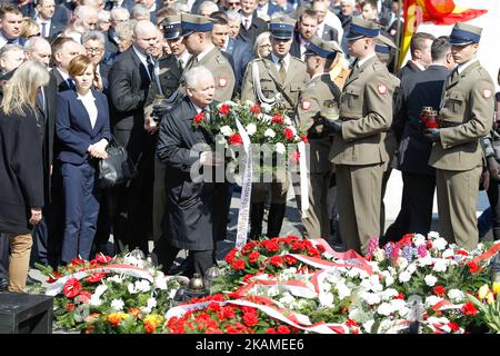 Der konservative Parteivorsitzende und Bruder des verstorbenen Präsidenten Lech Kaczynski, Jaroslaw Kaczynski (c), wird zusammen mit Premierminister Beata Szydlo auf dem Militärfriedhof zum Gedenken an den Absturz des Smolensk-Flugzeugs 2010 in Warschau, Polen, am 10.. April 2017 gesehen. (Foto von Jaap Arriens/NurPhoto) *** Bitte benutzen Sie die Gutschrift aus dem Kreditfeld *** Stockfoto