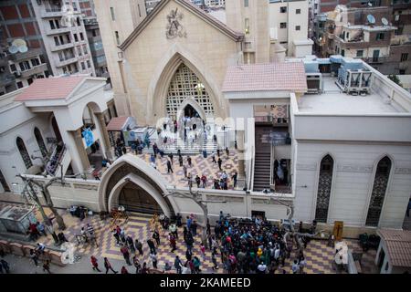 Selbstmordanschlag auf die St. George Church, in der Nildelta-Stadt Tanta, Ägypten, Sonntag, 9. April 2017. Bomben explodierten auf zwei koptische Kirchen in den nordägyptischen Städten Tanta und Alexandria, als Gläubige den Palmsonntag feierten, über 40 Menschen töteten und bei Angriffen, die von der Gruppe des Islamischen Staates behauptet wurden, zahlreiche weitere verletzte. (Foto von Ibrahim Ezzat/NurPhoto) *** Bitte nutzen Sie die Gutschrift aus dem Kreditfeld *** Stockfoto