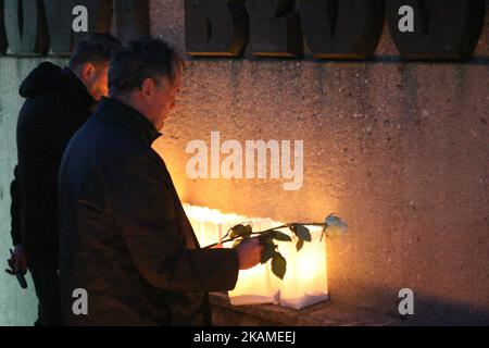 Menschen, die Kerzen anzünden, werden am 10. April 2017 in Danzig, Polen, unter dem Denkmal der gefallenen Schiffsarbeiter gesehen. Danziger Bürger legten Blumen und zündeten Kerzen an, um an 96 Menschen zu erinnern, die 2010 bei einer Flugzeugkatastrophe in Smolensk, Russland, starben. (Foto von Michal Fludra/NurPhoto) *** Bitte nutzen Sie die Gutschrift aus dem Kreditfeld *** Stockfoto