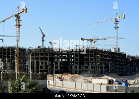 Giza, Ägypten, Oktober 16 2022: Eine Baustelle des neuen Aufstiegs der neuen hohen Wohnbaustadt in Ägypten mit Krantürmen und Maschinen, die ich Stockfoto