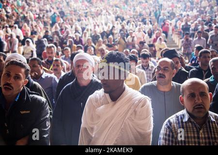 Christen beten während der Palmsonntagsmesse in der Cave Cathedral oder der St. Sama'ans Church auf den Mokattam-Hügeln mit Blick auf Kairo, Ägypten, am 9. April 2017. (Foto von Ibrahim Ezzat/NurPhoto) *** Bitte nutzen Sie die Gutschrift aus dem Kreditfeld *** Stockfoto