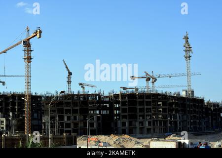 Giza, Ägypten, Oktober 16 2022: Eine Baustelle des neuen Aufstiegs der neuen hohen Wohnbaustadt in Ägypten mit Krantürmen und Maschinen, die ich Stockfoto