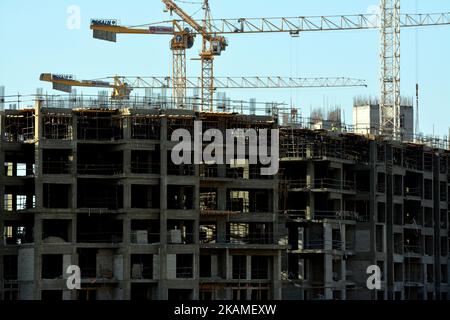 Giza, Ägypten, Oktober 16 2022: Eine Baustelle des neuen Aufstiegs der neuen hohen Wohnbaustadt in Ägypten mit Krantürmen und Maschinen, die ich Stockfoto