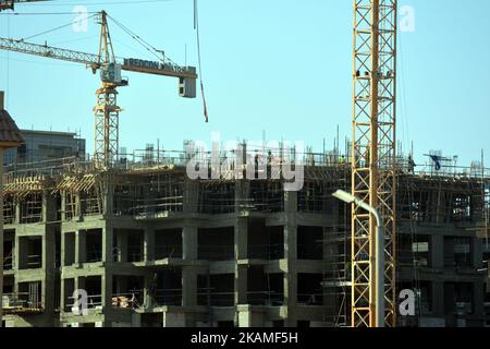 Giza, Ägypten, Oktober 16 2022: Eine Baustelle des neuen Aufstiegs der neuen hohen Wohnbaustadt in Ägypten mit Krantürmen und Maschinen, die ich Stockfoto