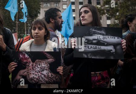 Demonstranten während eines Protestes gegen geschlechterspezifische Gewalt in Buenos Aires, Argentinien, Dienstag, 11. April 2017. Menschen protestierten gegen die Verurteilung der Gewalt gegen Frauen und die Tötung von Micaela Garcia, die seit mehreren Tagen vermisst wurde und am Samstag ihr Leichnam gefunden wurde. (Foto von Gabriel Sotelo/NurPhoto) *** Bitte nutzen Sie die Gutschrift aus dem Kreditfeld *** Stockfoto