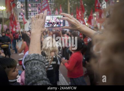 Demonstranten während eines Protestes gegen geschlechterspezifische Gewalt in Buenos Aires, Argentinien, Dienstag, 11. April 2017. Menschen protestierten gegen die Verurteilung der Gewalt gegen Frauen und die Tötung von Micaela Garcia, die seit mehreren Tagen vermisst wurde und am Samstag ihr Leichnam gefunden wurde. (Foto von Gabriel Sotelo/NurPhoto) *** Bitte nutzen Sie die Gutschrift aus dem Kreditfeld *** Stockfoto