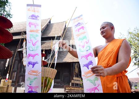 Thailändische buddhistische Mönche bereiten sich auf das Songkran Water Festival vor, indem sie am Mittwoch, den 12. 2017. April, in Chiang Mai, Thailand, Stützstäbe mit Fahnen setzen, Glocken läuten und die Tempel putzen. Die Thailänder nutzen Wasser, um das thailändische Neujahr als Symbol für Glück und Reinigung zu feiern, um zu hoffen, dass sie im neuen Jahr ein besserer Mensch werden können. (Foto von Keyza Widiatmika/NurPhoto) *** Bitte nutzen Sie die Gutschrift aus dem Kreditfeld *** Stockfoto