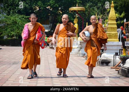 Thailändische buddhistische Mönche bereiten sich auf das Songkran Water Festival vor, indem sie am Mittwoch, den 12. 2017. April, in Chiang Mai, Thailand, Stützstäbe mit Fahnen setzen, Glocken läuten und die Tempel putzen. Die Thailänder nutzen Wasser, um das thailändische Neujahr als Symbol für Glück und Reinigung zu feiern, um zu hoffen, dass sie im neuen Jahr ein besserer Mensch werden können. (Foto von Keyza Widiatmika/NurPhoto) *** Bitte nutzen Sie die Gutschrift aus dem Kreditfeld *** Stockfoto