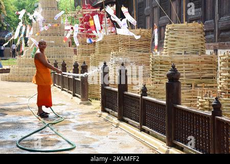 Thailändische buddhistische Mönche bereiten sich auf das Songkran Water Festival vor, indem sie am Mittwoch, den 12. 2017. April, in Chiang Mai, Thailand, Stützstäbe mit Fahnen setzen, Glocken läuten und die Tempel putzen. Die Thailänder nutzen Wasser, um das thailändische Neujahr als Symbol für Glück und Reinigung zu feiern, um zu hoffen, dass sie im neuen Jahr ein besserer Mensch werden können. (Foto von Keyza Widiatmika/NurPhoto) *** Bitte nutzen Sie die Gutschrift aus dem Kreditfeld *** Stockfoto