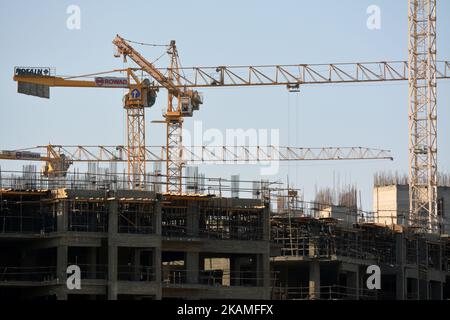 Giza, Ägypten, Oktober 16 2022: Eine Baustelle des neuen Aufstiegs der neuen hohen Wohnbaustadt in Ägypten mit Krantürmen und Maschinen, die ich Stockfoto