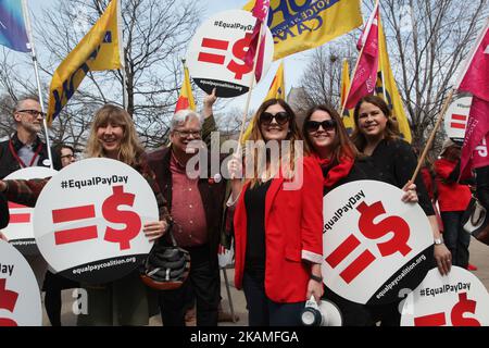 Am 11. April 2017 in Toronto, Ontario, Kanada, fordern Frauen (und einige wenige Männer) die gleiche Entlohnung für Frauen und ein Ende des Lohngefälles zwischen den Geschlechtern. Die jährliche Veranstaltung erkennt die Lohnunterschiede zwischen den Geschlechtern in einem Land an, in dem die Gehälter von Frauen immer noch hinter denen von Männern für gleichwertige Arbeitsplätze im gesamten Beschäftigungsspektrum zurückbleiben. (Foto by Creative Touch Imaging Ltd./NurPhoto) *** Bitte nutzen Sie die Gutschrift aus dem Kreditfeld *** Stockfoto