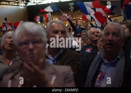 Tausende französische Bürger versammeln sich in Lyon, um am Mittwoch, dem 12. April 2017, dem Treffen von Francois Fillon, dem französischen Präsidentschaftskandidaten für die Republiken (LR - rechter Flügel), beizustehen. (Foto von Michaud Gael/NurPhoto) *** Bitte nutzen Sie die Gutschrift aus dem Kreditfeld *** Stockfoto