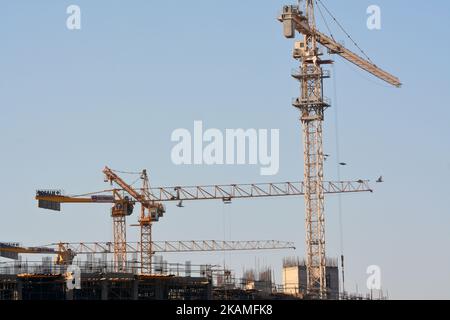 Giza, Ägypten, Oktober 16 2022: Eine Baustelle des neuen Aufstiegs der neuen hohen Wohnbaustadt in Ägypten mit Krantürmen und Maschinen, die ich Stockfoto