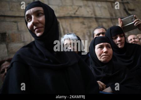 Orthodoxe christliche Gläubige nehmen an der „Fußwaschung“-Zeremonie vor der Grabeskirche in der Jerusalemer Altstadt Teil 13. April 2017, Israel. (Foto von Corinna Kern/NurPhoto) *** Bitte nutzen Sie die Gutschrift aus dem Kreditfeld *** Stockfoto