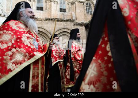 Orthodoxe christliche Gläubige kommen zur „Fußwaschung“-Zeremonie vor der Grabeskirche in der Jerusalemer Altstadt am 13. April 2017, Israel. (Foto von Corinna Kern/NurPhoto) *** Bitte nutzen Sie die Gutschrift aus dem Kreditfeld *** Stockfoto