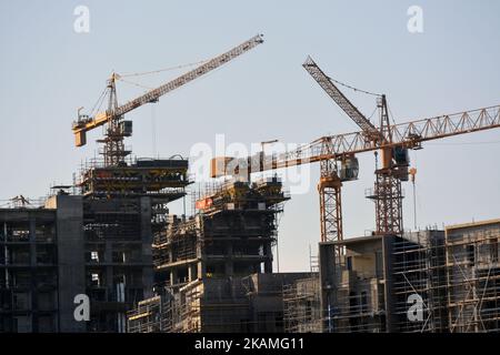 Giza, Ägypten, Oktober 16 2022: Eine Baustelle des neuen Aufstiegs der neuen hohen Wohnbaustadt in Ägypten mit Krantürmen und Maschinen, die ich Stockfoto