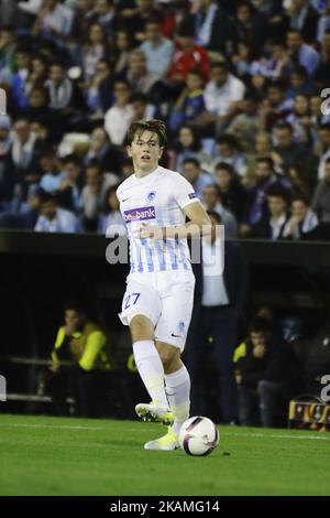 Sander Berge Mittelfeldspieler des KRC Genk FC (27) schoss während der UEFA Europe League Runde des ersten Beinspieles 4 zwischen Celta de Vigo und dem KRC Genk FC am 13. April 2017 im Balaidos Stadium in Vigo, Spanien. (Foto von Jose Manuel Alvarez Rey/NurPhoto) *** Bitte nutzen Sie die Gutschrift aus dem Kreditfeld *** Stockfoto
